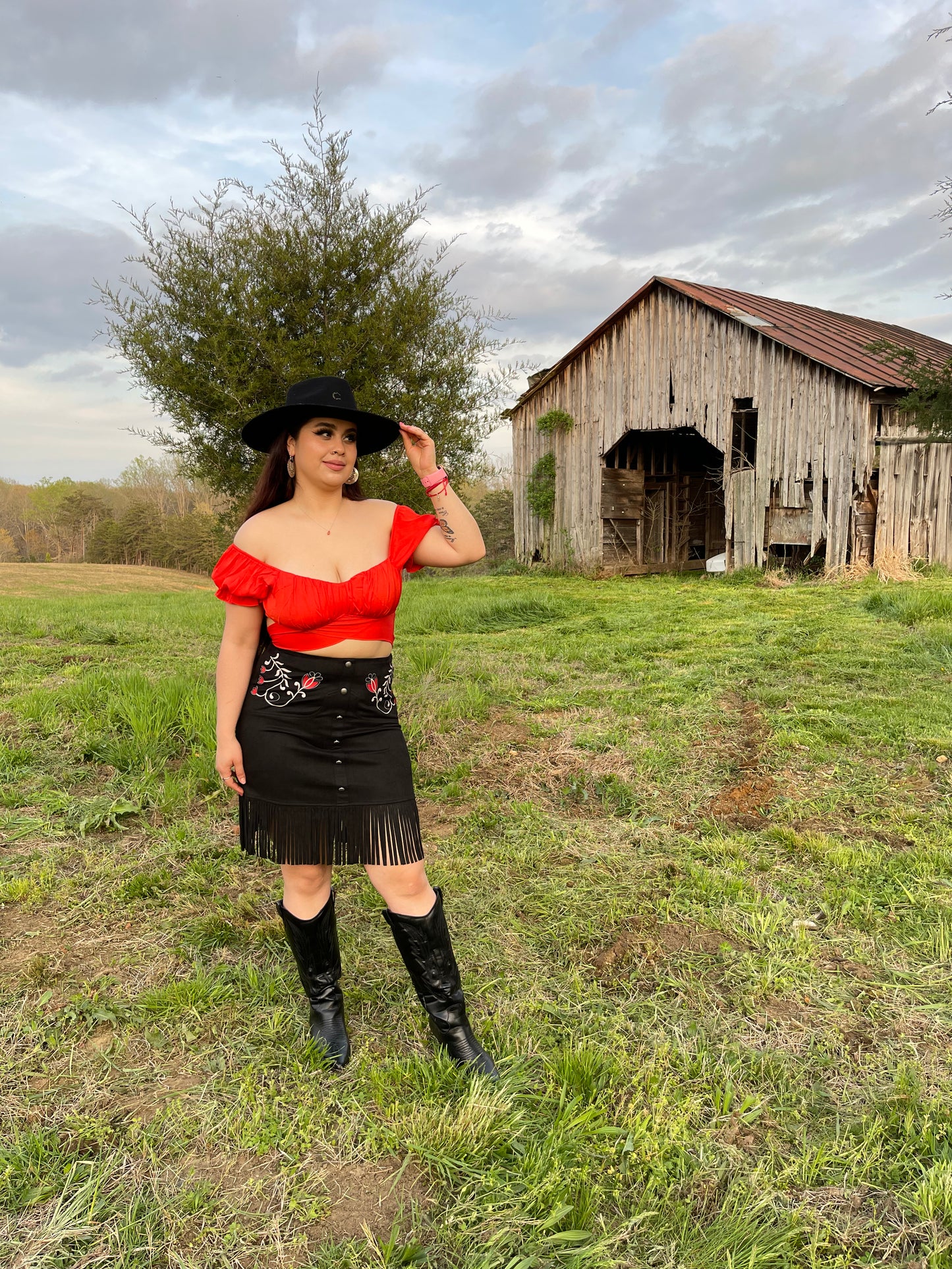 La Vaquerita Rosas Fringe Skirt (Black)